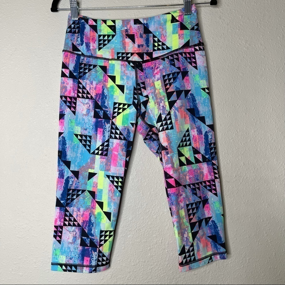 Victoria’s Secret VSX Knockout Sport Capri Tights - Picture 2 of 5